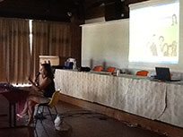 Patrizia Capoferri presenta il corso di italiano L'Italiano in famiglia agli studenti stranieri che parteciperanno alle Olimpiadi d'informatica